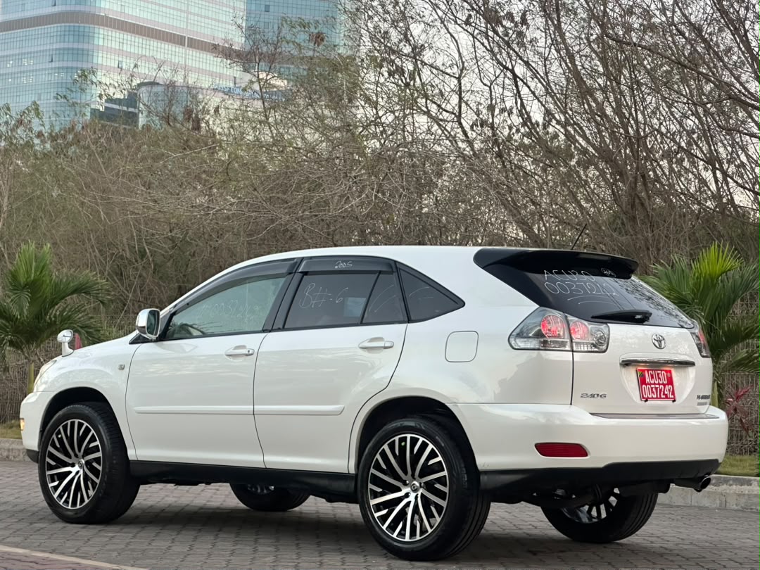 TOYOTA HARRIER thumbnail 2